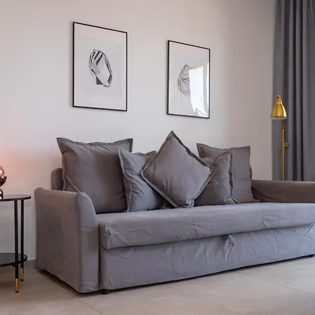 Hall Apartment *